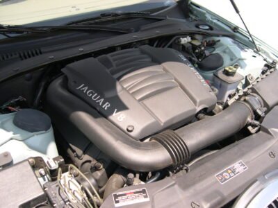 Infographic comparing Jaguar Ingenium 2.0 engine rebuild vs replacement costs