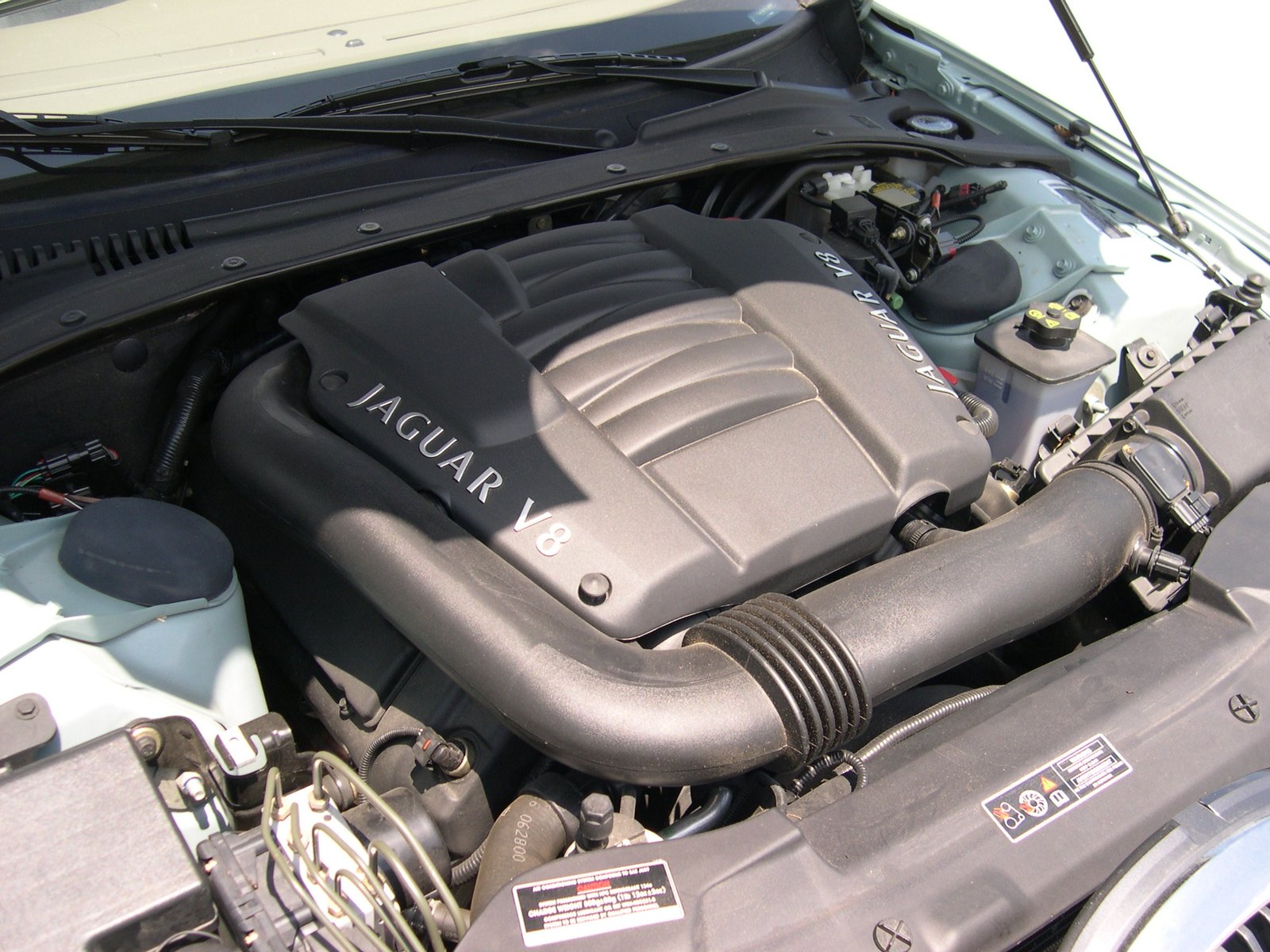 Infographic comparing Jaguar Ingenium 2.0 engine rebuild vs replacement costs